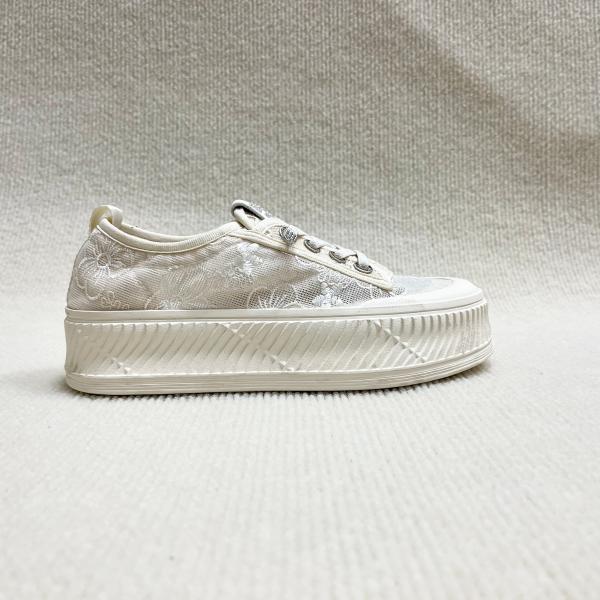 Women casual fashion shoes with breathable meth surface and lace up