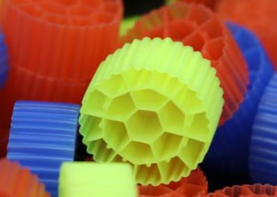 Meios de filtro plásticos materiais do HDPE preto MBBR do Virgin para o aquário 25mm x 12mm