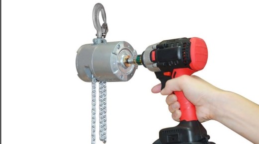 JTVX-Pro Electric Chain Hoist Manual Operation in Tight Spaces with Hand Crank and Flexible Drive