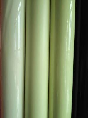 Fulgor imprimindo verde em folhas fotoluminescentes escuras do Pvc