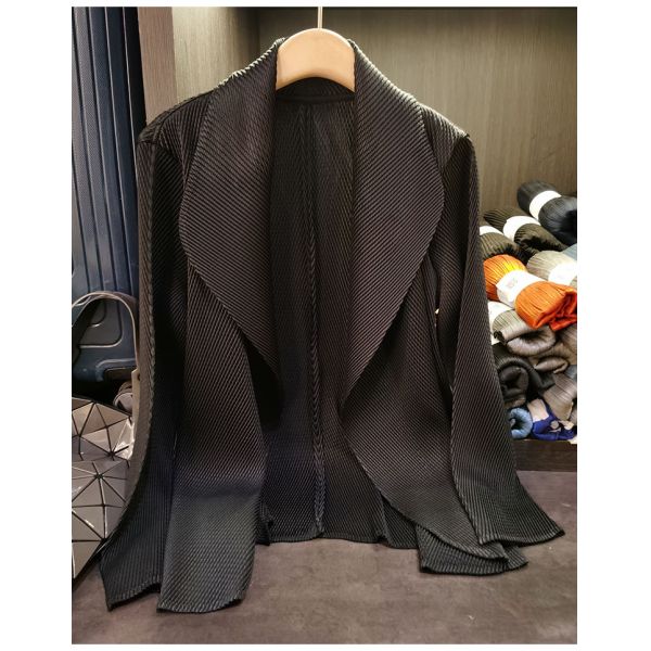 Spring 2025 Women's Solid Color Lapel Long Sleeved Pleated Women's Long Coat