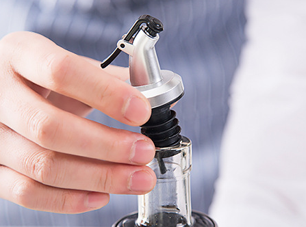 Metal les bouteilles d'huile en verre enfermantes avec Pourer/bouteille en verre au vinaigre acier inoxydable