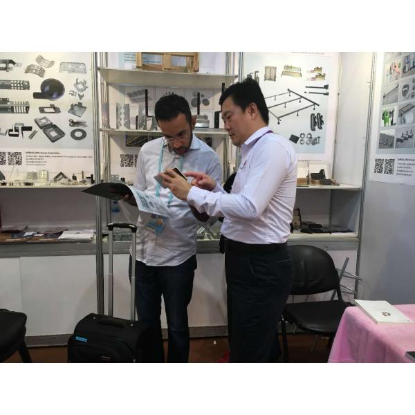 Черная промышленная железная труба Настенная одежда Рельсовый пальто Полотенце Хранилище Винтажная стойка Ткань вешалка Поставка