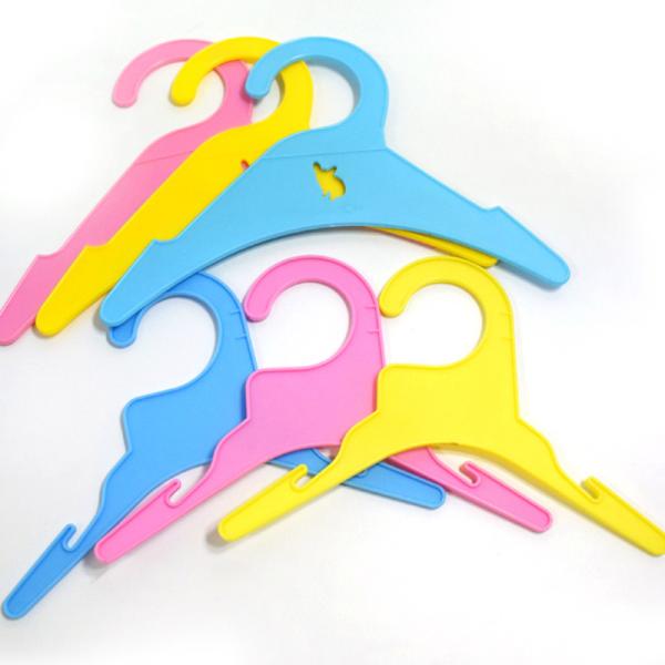 Милые деревянные аксессуары дисплея одеяния любимца вешалок одежд собаки