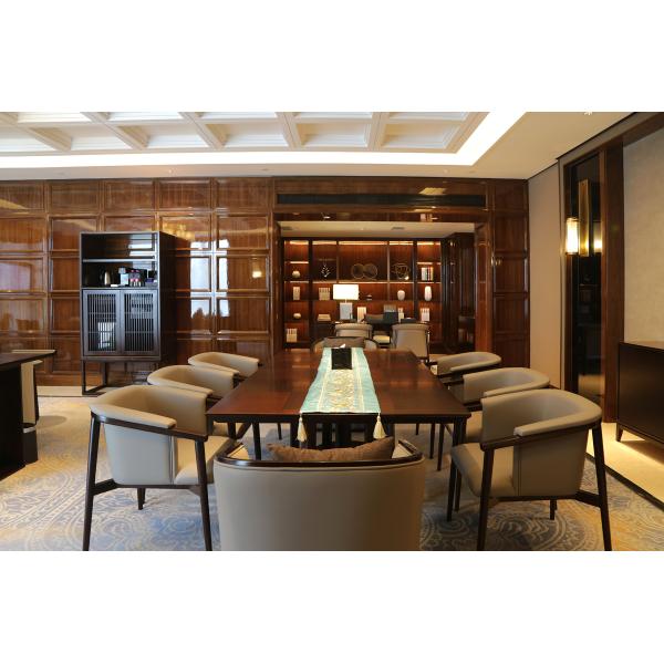 Мебель гостиничного зала заседаний, включающая длинный стол для заседаний из массивного дерева с 8 стульями для заседаний