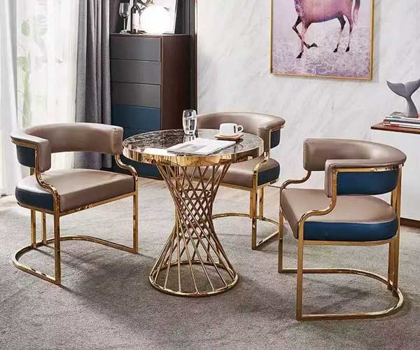 La mesa de comedor y las sillas de lujo del cuero del metal del estilo planchan las piernas doradas cubren al OEM de Seat con cuero