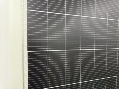 Température de fonctionnement nominale de 44 degrés 23,8% Panneau photovoltaïque incurvé vertical résistant au vent pour une installation facile sur les feux de rue