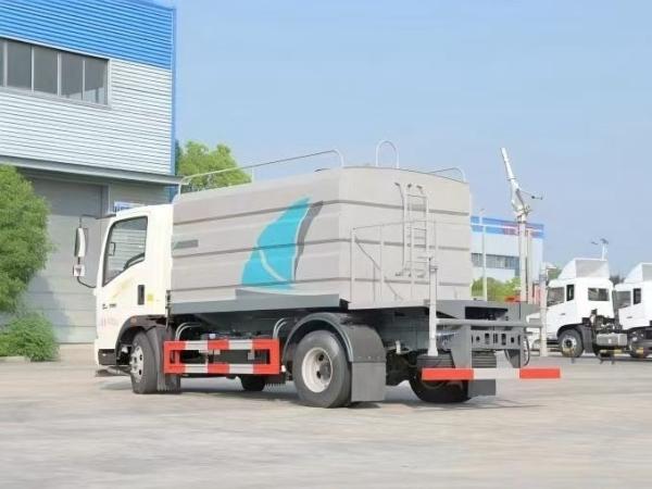 Manual Transmission Type 5 Ton 4 * 2 Mini Water Sprinkler Truck for Road Cleaning Outlet HoWo 14 m Range