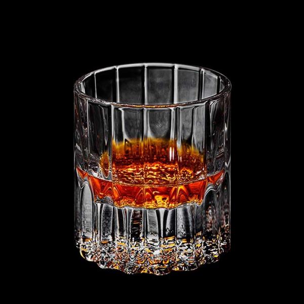 Las gafas de whisky de cristal hechas a medida y grabadas con láser para fincas de vino y resorts de lujo.