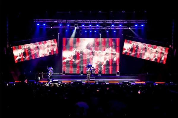 CE ROHS FCC Certificate IP30 Customized Professional Stage Hanging LED Display Screen