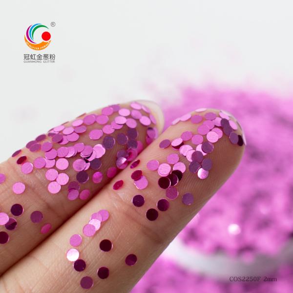 Agrega un poco de brillo a tu maquillaje diario con polvo de PET de forma especial y pegatinas para uñas
