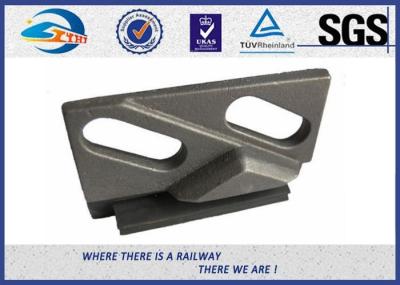 Grampos Railway baixos Weldable do trilho dos grampos/furos do dobro com bloco de borracha integral e o grampo superior na estrada de ferro