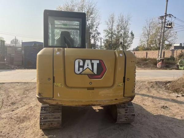 Excavadora Caterpillar 305.5E, peso operacional de 5,3 toneladas e cilindro hidráulico original