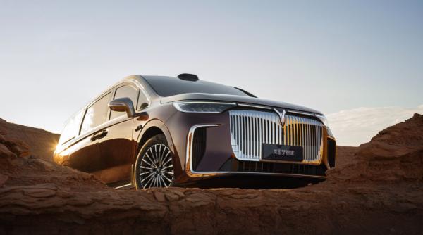 2026 Voyah Dreamer (Lantu Dreamer) with 800V high-voltage architecture, Huawei ADS 4 advanced driver assistance system, and 350 km pure electric range