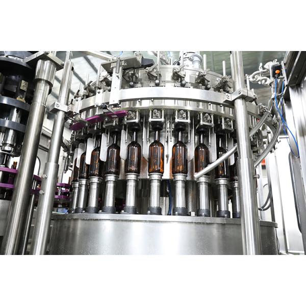 Энергия выпивает машину завалки стеклянной бутылки пива вискиа с алюминиевой крышкой кроны завинчивой пробки