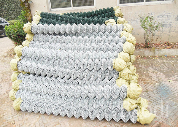 Galvanized Woven Chain Link Mesh Fence Carbon Steel Wire With Diamond Holes