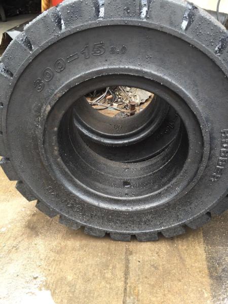 China ISO Manufacturer Wholesale 8.25-15 Forklift Solid Tire  28*9-15 wholesale forklift solid tyre  6.50-10,28x9-15 Who