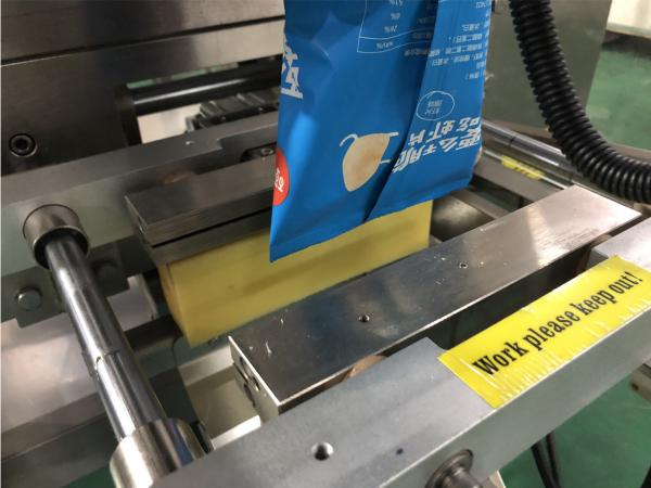 Máquina de empacotamento 50g automático do saco de Chips Puffed Food Punch Hole 100g