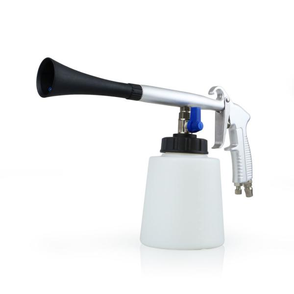 Un pistolet à pression d'eau classique et noir pour le lavage de voiture