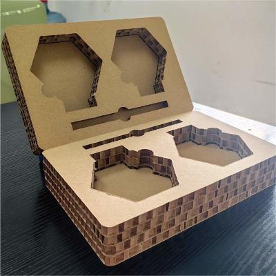 Boîte d'emballage avec insert en papier nid d'abeille écologique et compartiments découpés pour bouteilles et articles fragiles