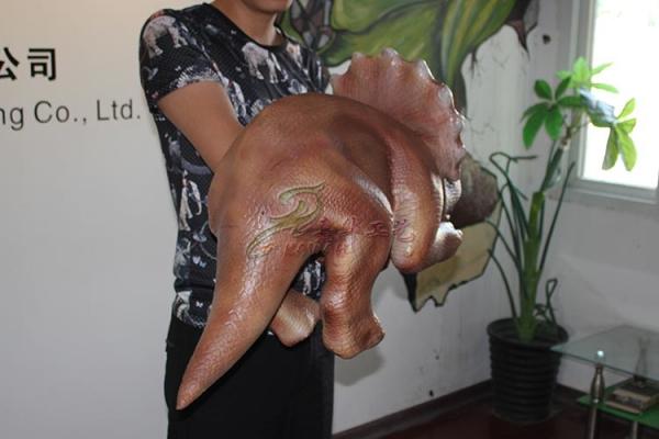Café pequeno bonito fantoche realístico colorido do dinossauro do bebê da mão para a venda