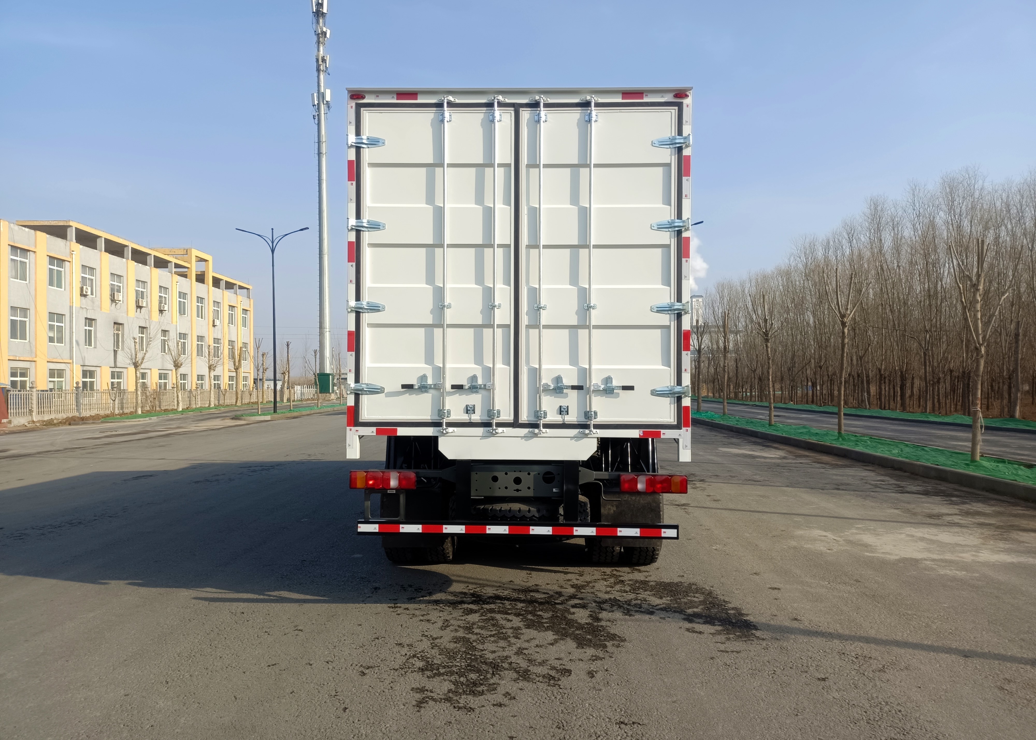6×4 Drive Type Heavy Duty Truck Powered by Sinotruk Gear Box Offering Superior Load Handling and Operational Reliability