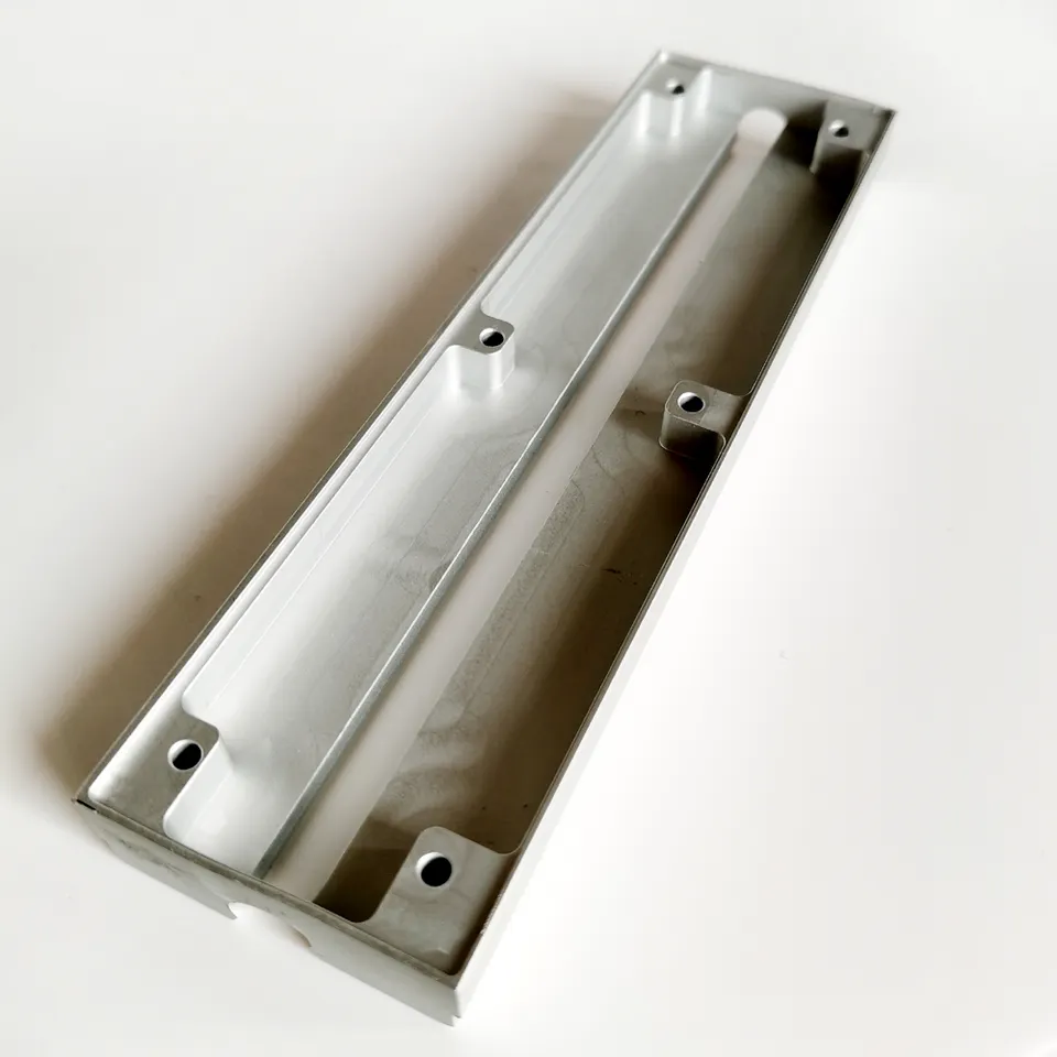 La commande numérique par ordinateur anodisée a usiné le plat en aluminium sablant T5 argenté