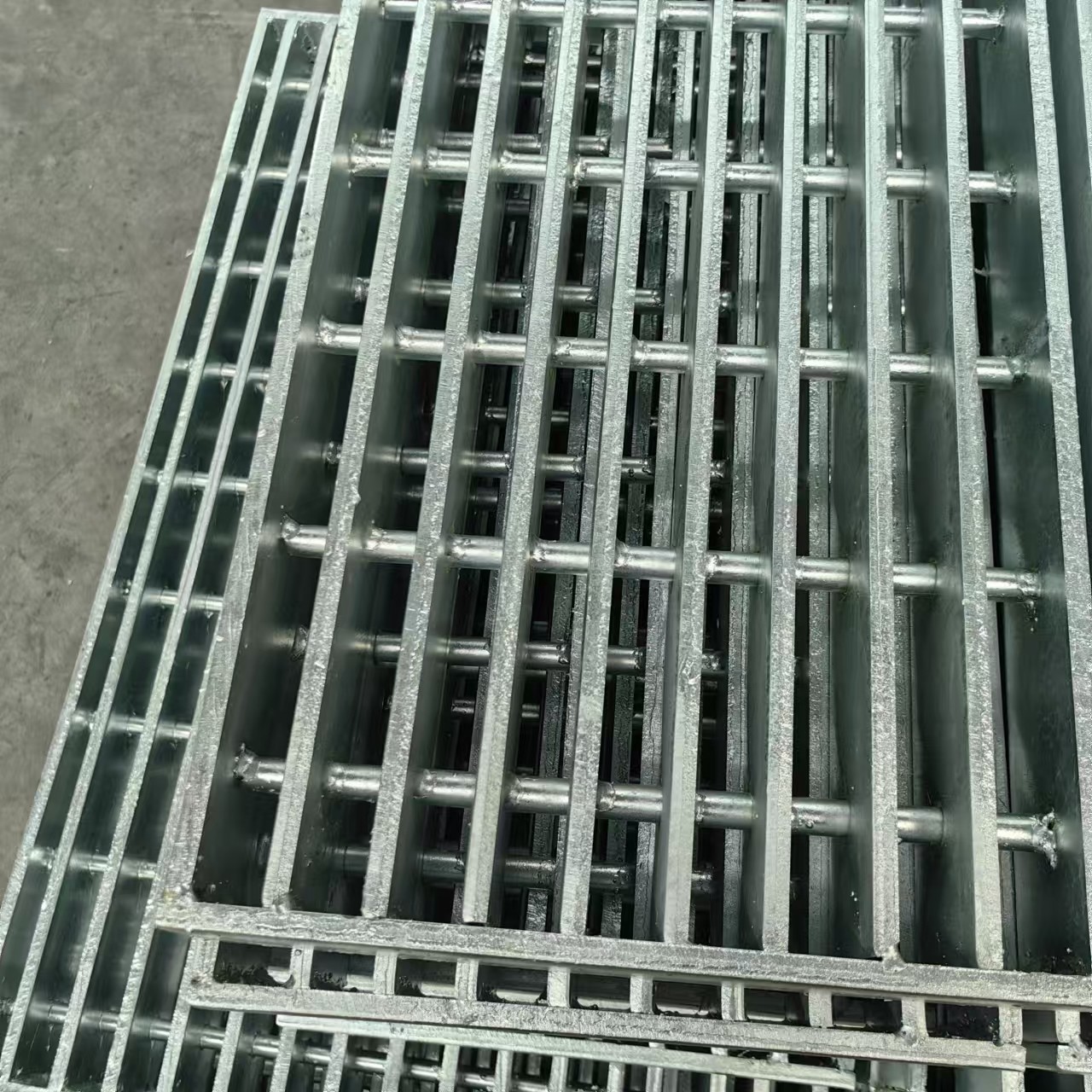 3mm Welded Steel Floor Decking Grating Durable Hot Galvanized Flat Bar