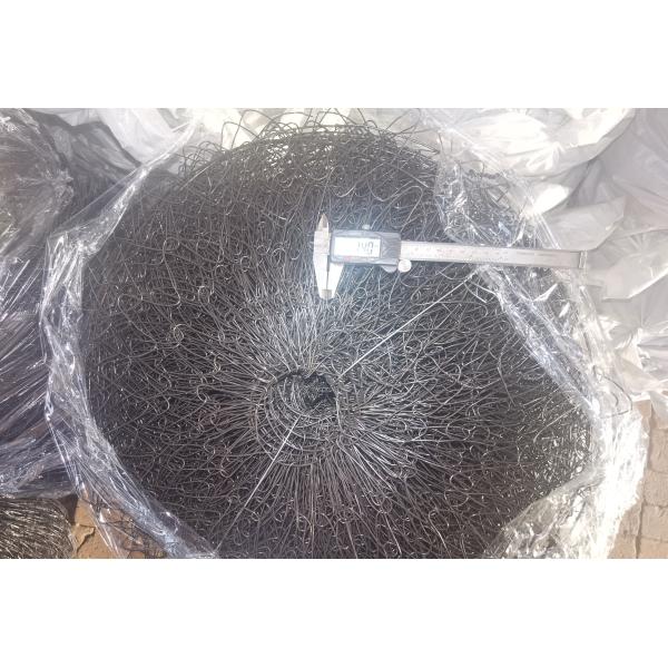 El negro recuece la cesta de alambre de la bola de raíz para los árboles o planta los transportes de Rootball