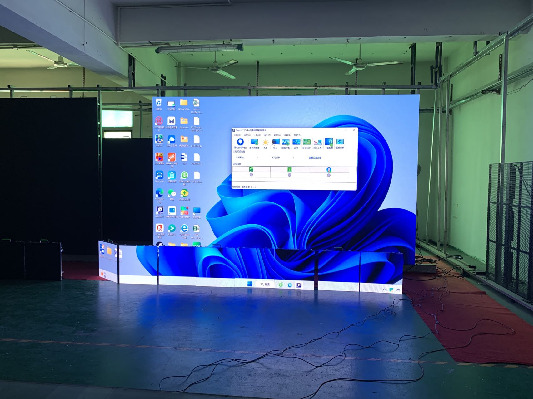 Полный цвет 84*84 Пунктовая плотность LED дисплейная панель 112896 точки / кв.м. Рекламные дисплеи высокой четкости