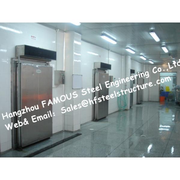 Прогулка холодильных установок в коммерчески замораживателе и индивидуальной коробке охладителя сделанных панели сэндвича