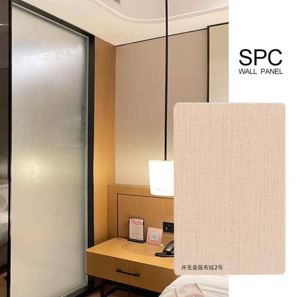 600*2440*4mm SPC Panneau mural de pierre plastique composite résistant aux termites Des centaines de décorations Panneau mural en faisceau de bois pour salle de bain