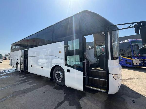 6050mm Base de rodas Personalizar 50 assentos Diesel Luxury Bus para o requisito do cliente