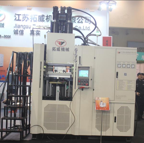 Dumbbell Rubber Injection Moulding Machine Can Be Customized Worktable