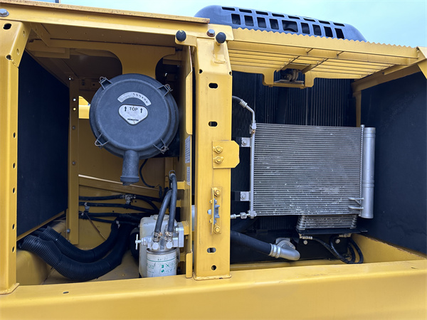 Использованный экскаватор Komatsu PC240LC-8 с рабочей массой 25130 кг