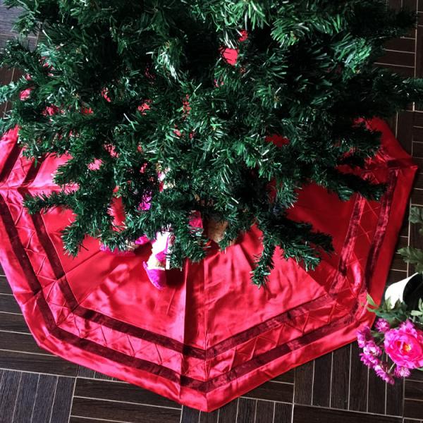 Red Patchwork Christmas Tree Skirt Polyester / Velvet Material For Decorative