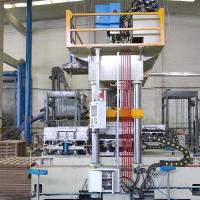 Uma máquina de madeira de formação de pressão hidráulica da pálete do tempo