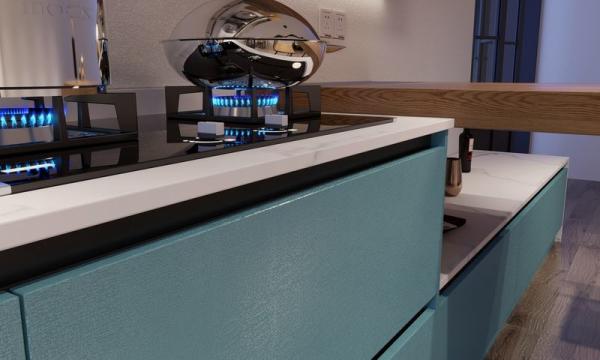 Armário de cozinha vibrante de estilo europeu com design elegante e portas azuis ousadas