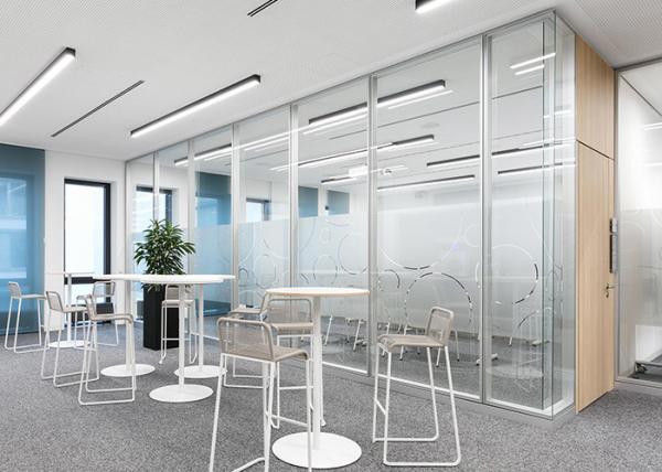 Applications du verre à gradation intelligente dans diverses industries : cloison de bureau en verre