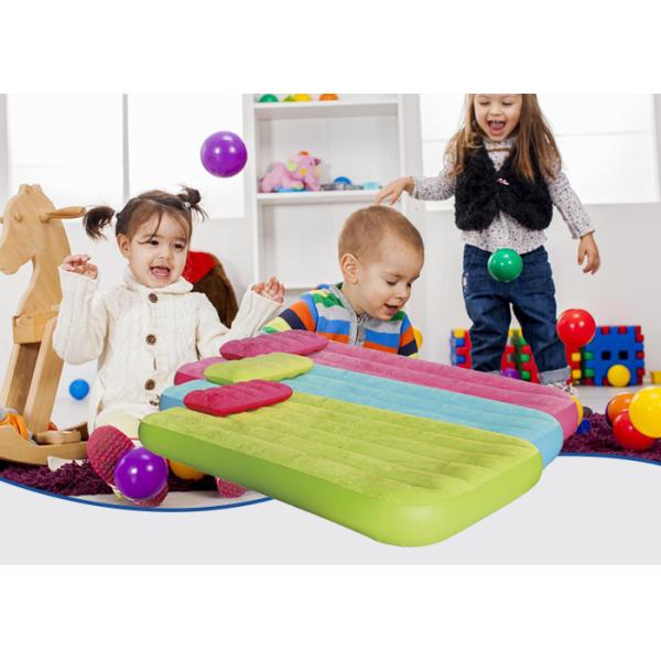 Одиночным уютным собираннсяая малышом мебель двойника воздушного матраса располагаясь лагерем раздувная на открытом воздухе с валиком