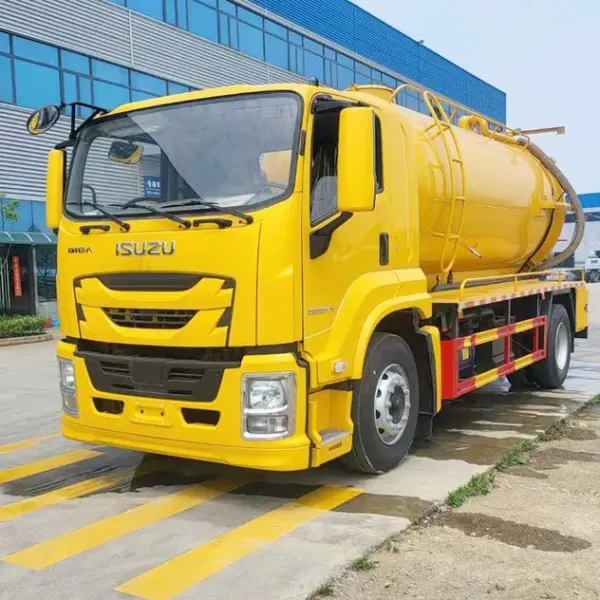 Isuzu Giga 4X2-Driven Vacuum Suction Truck Has Strong Suction.