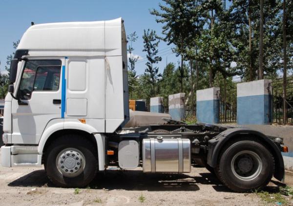 Sinotruk Howo Prime Mover Truck 336hp 4x2 Tractor Truck Dimension  6110 X 2496 X 2958mm With 2.0inch
