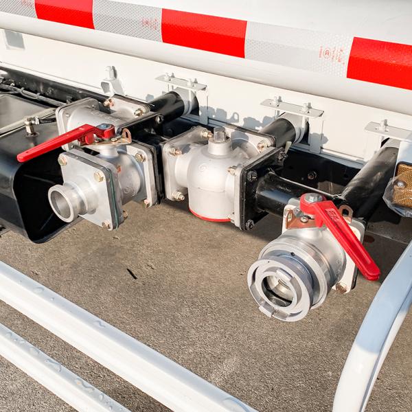Manual 4x2 Drive Dongfeng 10 Ton 3.5 Cubic Meter Water Tank Truck with Chao Chai Engine and 5800x2150x2240mm Dimensions