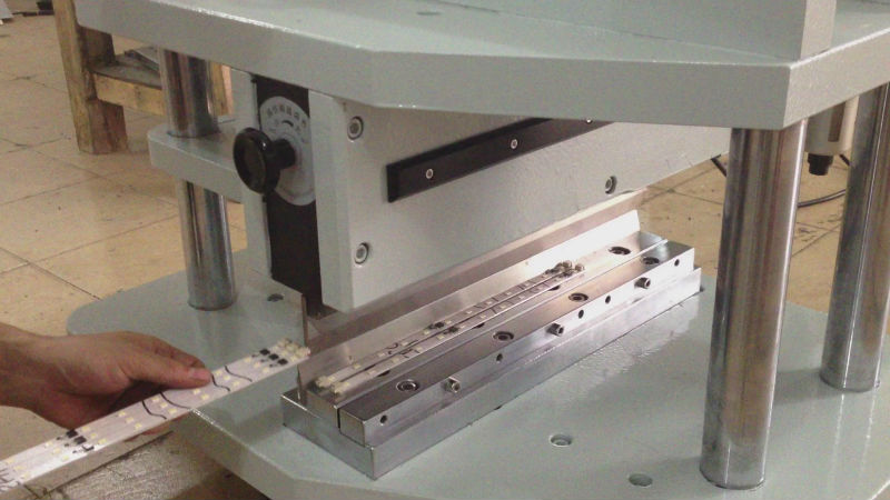 Разделитель PCB доски СИД с алюминием, автоматом для резки V-счета PCB