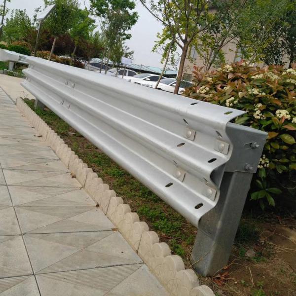 550-600g/m2 Zinc Coating Galvanized Highway Guardrail With Post And Spacer Traffic Barrier