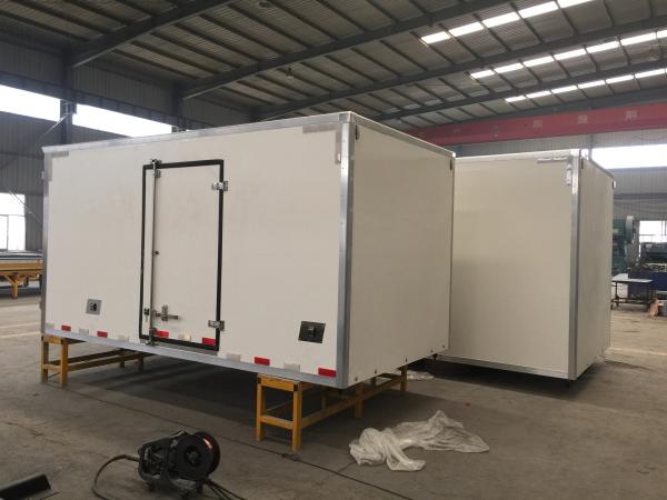 Sinotruk Refrigerated Loads For Trucks , 6x4 Small Refrigerated Truck