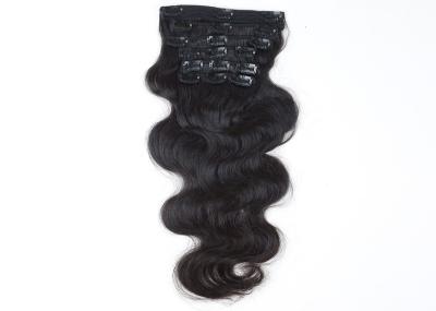 O grampo das mulheres negras em extensões naturais do cabelo limpa brandamente as cutículas completas unidas