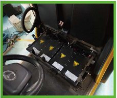 Carro livre da manutenção da bateria de carro que liga baterias