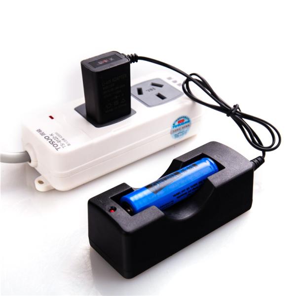 Small US Plug In Battery Charger Ultrasonic Mould 18650 Cell Charger 3.7 V 500mA