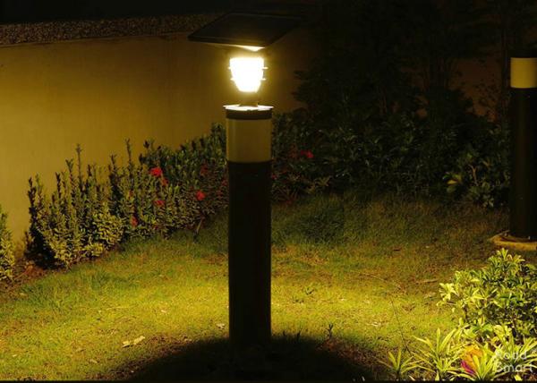 550lm IP65 Solar LED Garden Lights 2000 Times Charge Cycle For Yard Piller Villa Pole